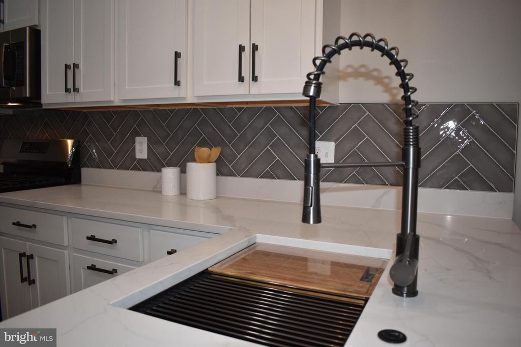 2906 CLIFTON AVE, Baltimore, MD 21216