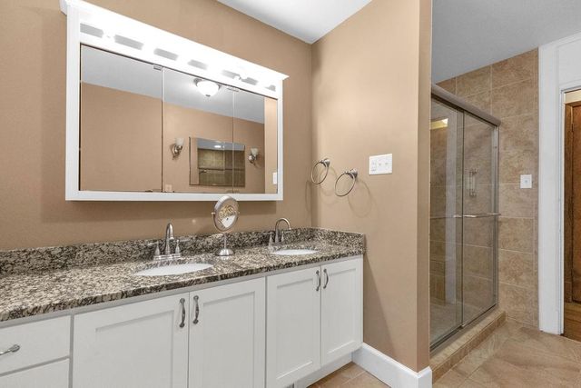 630 N 8th Street, St Joseph, MO 64501