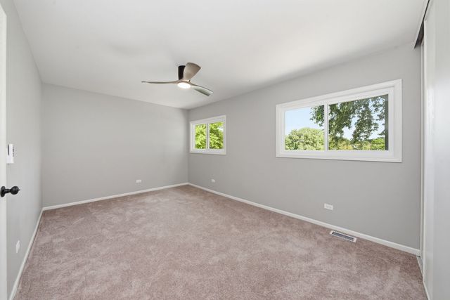 1140 Brunswick Lane, Aurora, IL 60504