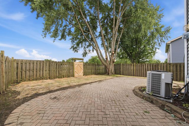 1140 Brunswick Lane, Aurora, IL 60504