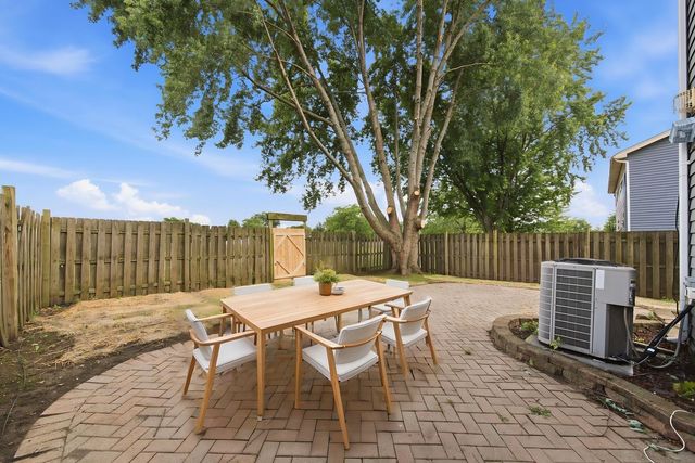 1140 Brunswick Lane, Aurora, IL 60504