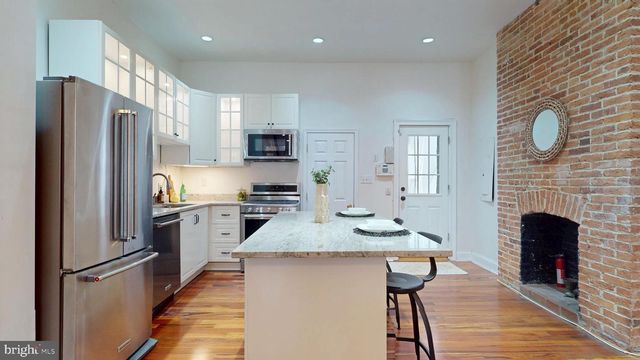 2431 CALVERT ST N, Baltimore, MD 21218