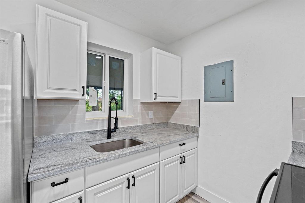 Image 12 of property listing at 2029 Ardmore Road, West Palm Beach, FL 33409