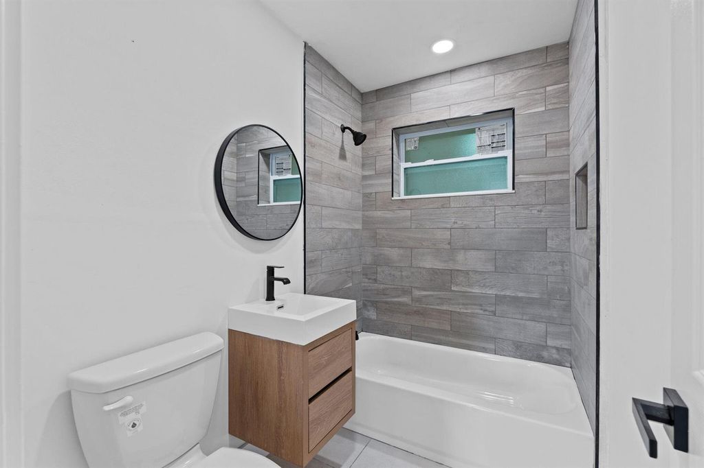 Image 20 of property listing at 2029 Ardmore Road, West Palm Beach, FL 33409