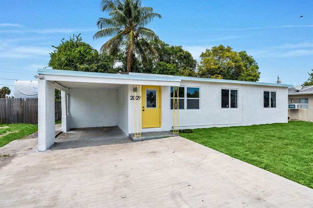 Image 4 of property listing at 2029 Ardmore Road, West Palm Beach, FL 33409