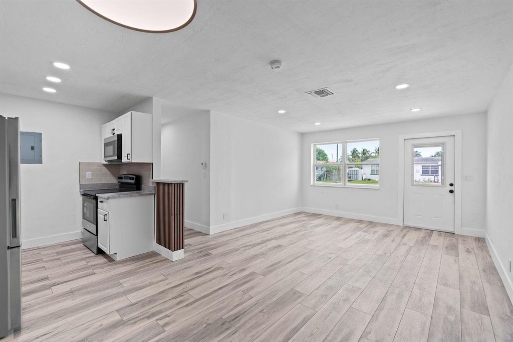 Image 6 of property listing at 2029 Ardmore Road, West Palm Beach, FL 33409
