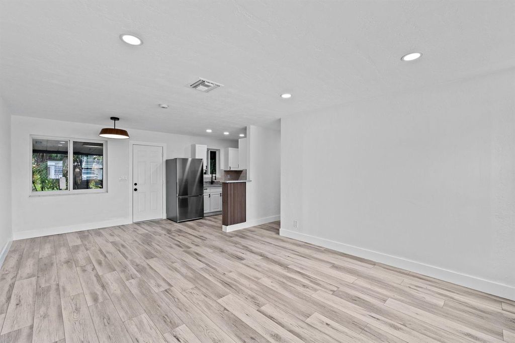 Image 7 of property listing at 2029 Ardmore Road, West Palm Beach, FL 33409