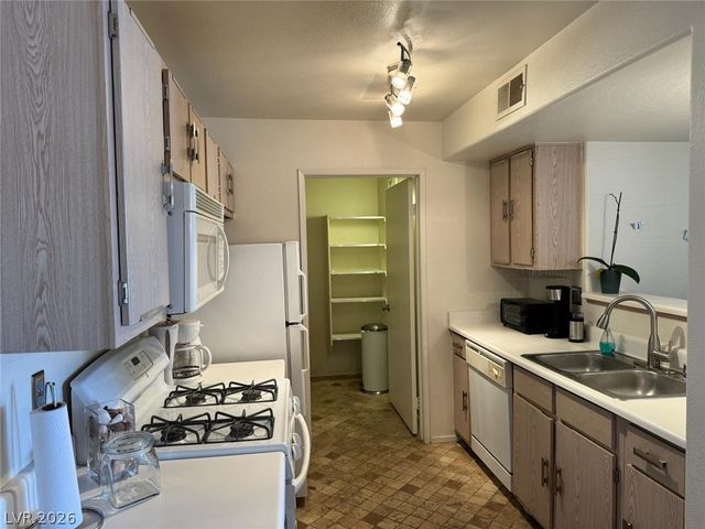 7885 West Flamingo Road 1002, Las Vegas, NV 89147