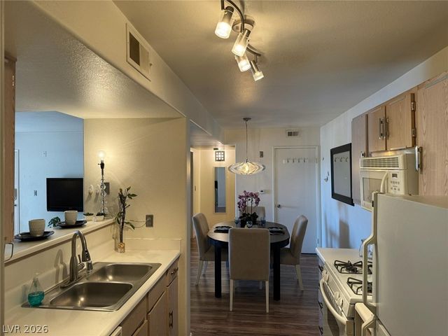 7885 West Flamingo Road 1002, Las Vegas, NV 89147