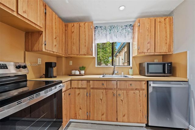 1395 NE 177th St, North Miami Beach, FL 33162