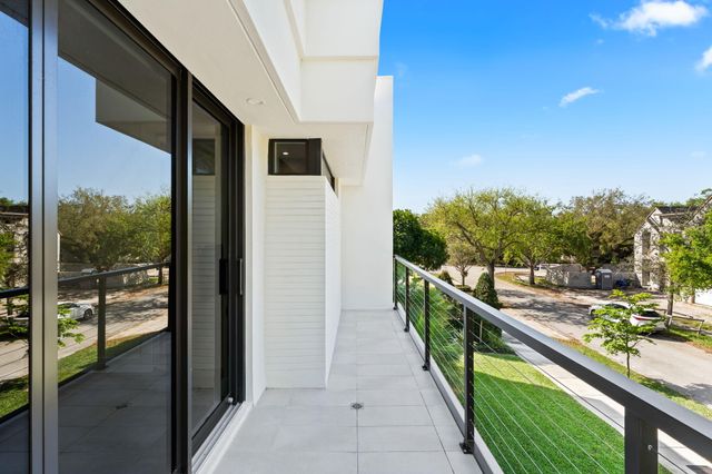 1032 SE 12th Way, Fort Lauderdale, FL 33316