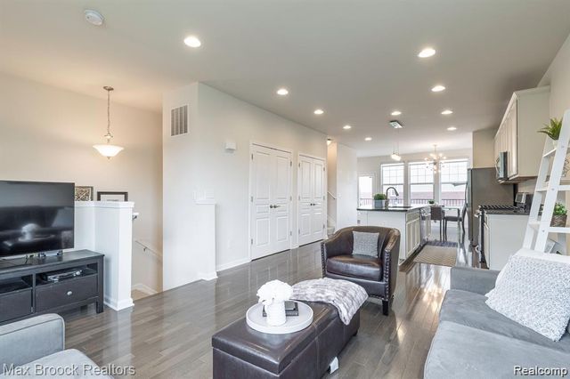 333 Glenhurst Boulevard 9, Rochester, MI 48307