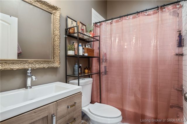 950 E Chestnut Street, Jeffersonville, IN 47130