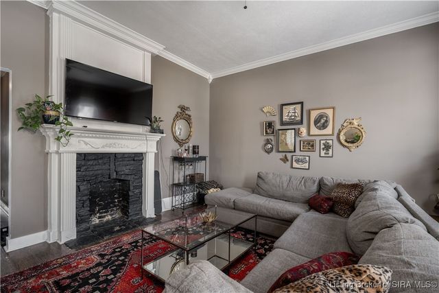 950 E Chestnut Street, Jeffersonville, IN 47130