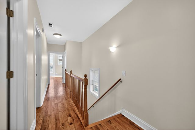 1926 W Oakdale Avenue, Chicago, IL 60657