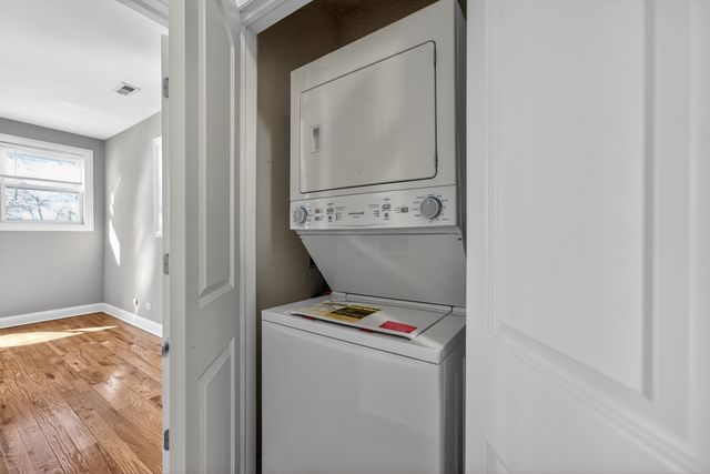 1926 W Oakdale Avenue, Chicago, IL 60657