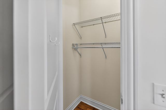 1926 W Oakdale Avenue, Chicago, IL 60657