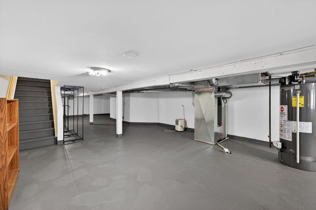 1926 W Oakdale Avenue, Chicago, IL 60657