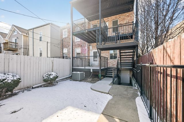 1926 W Oakdale Avenue, Chicago, IL 60657