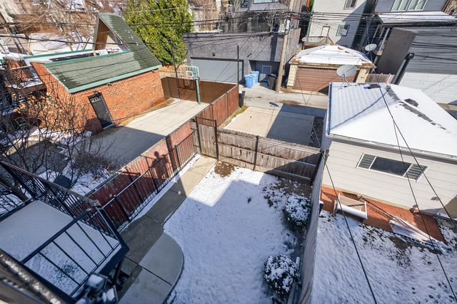 1926 W Oakdale Avenue, Chicago, IL 60657