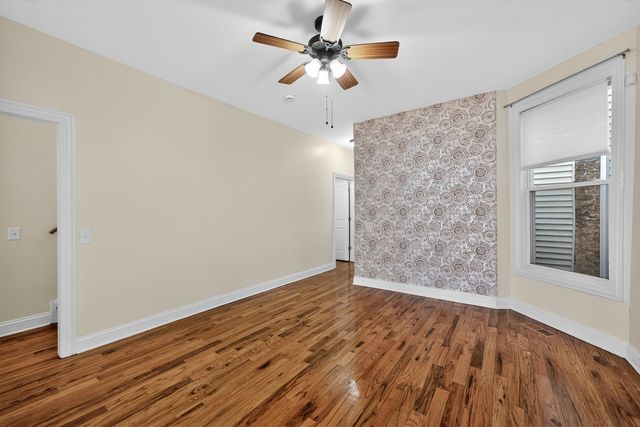 1926 W Oakdale Avenue, Chicago, IL 60657