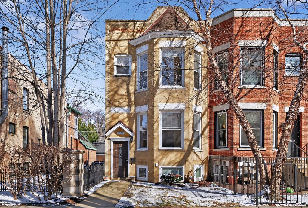 1926 W Oakdale Avenue, Chicago, IL 60657