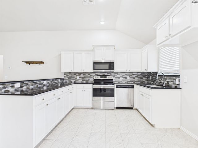 1202 NEWMAN AVENUE, Iowa Park, TX 76367