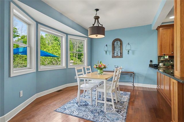 222 Gallant Fox Ln, Webster, NY 14580