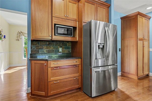 222 Gallant Fox Ln, Webster, NY 14580