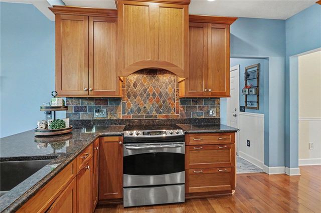 222 Gallant Fox Ln, Webster, NY 14580