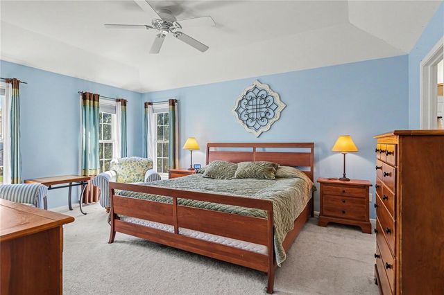 222 Gallant Fox Ln, Webster, NY 14580