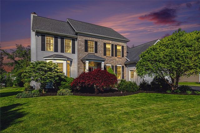 222 Gallant Fox Ln, Webster, NY 14580