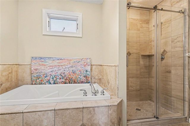 222 Gallant Fox Ln, Webster, NY 14580