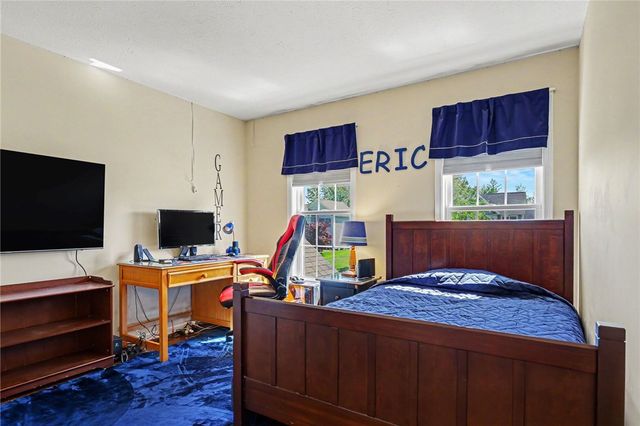 222 Gallant Fox Ln, Webster, NY 14580
