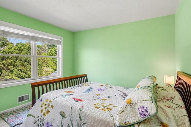 222 Gallant Fox Ln, Webster, NY 14580