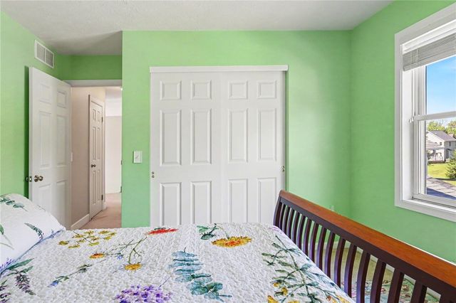 222 Gallant Fox Ln, Webster, NY 14580