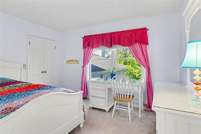 222 Gallant Fox Ln, Webster, NY 14580