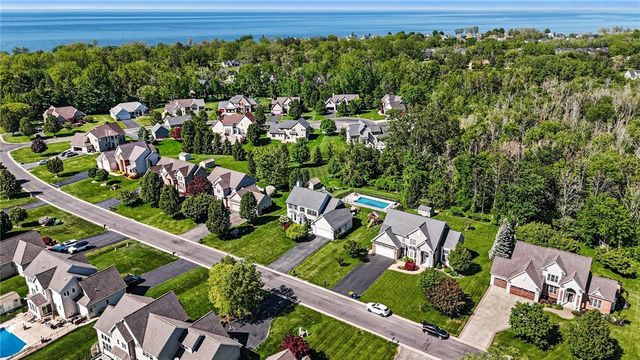 222 Gallant Fox Ln, Webster, NY 14580