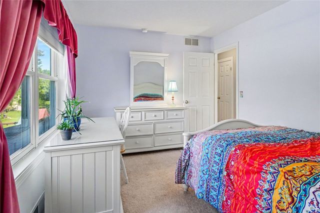 222 Gallant Fox Ln, Webster, NY 14580
