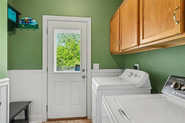 222 Gallant Fox Ln, Webster, NY 14580