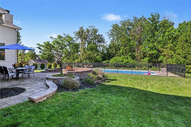 222 Gallant Fox Ln, Webster, NY 14580