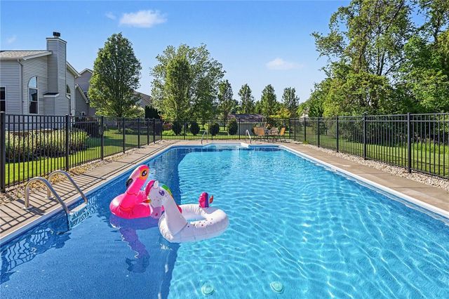 222 Gallant Fox Ln, Webster, NY 14580