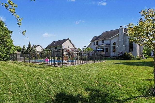 222 Gallant Fox Ln, Webster, NY 14580