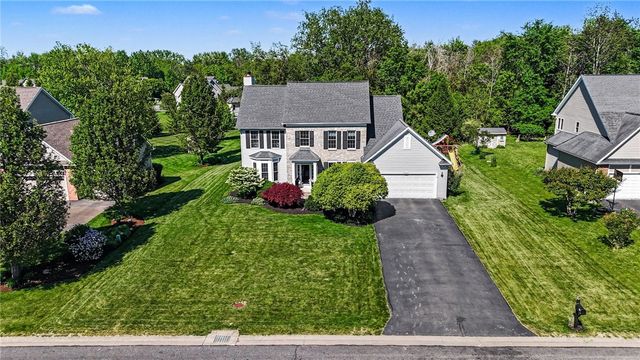 222 Gallant Fox Ln, Webster, NY 14580
