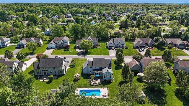 222 Gallant Fox Ln, Webster, NY 14580