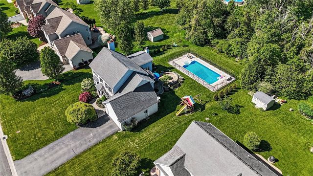 222 Gallant Fox Ln, Webster, NY 14580
