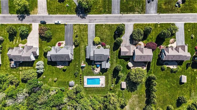 222 Gallant Fox Ln, Webster, NY 14580