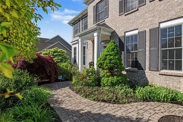 222 Gallant Fox Ln, Webster, NY 14580