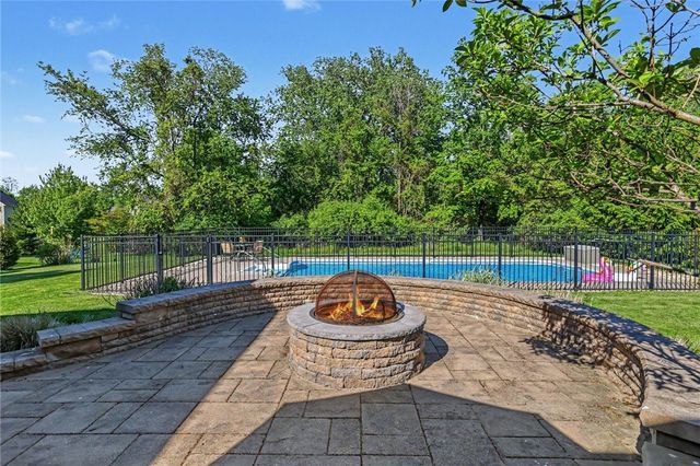 222 Gallant Fox Ln, Webster, NY 14580