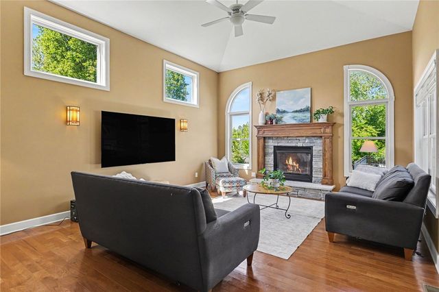 222 Gallant Fox Ln, Webster, NY 14580